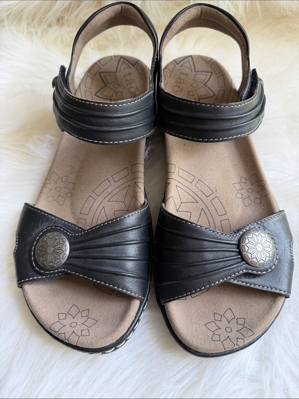 TAOS Escape black leather sandals size 8